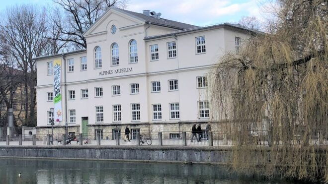Munich: Self-guided Walking Tour to River Isar Landmarks - Exploring the Isar River