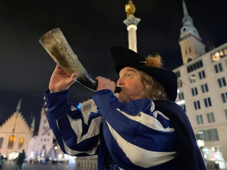 Munich: Thrilling Night Watchman Tour Through the Old Town - Explore the Historic Center by Night