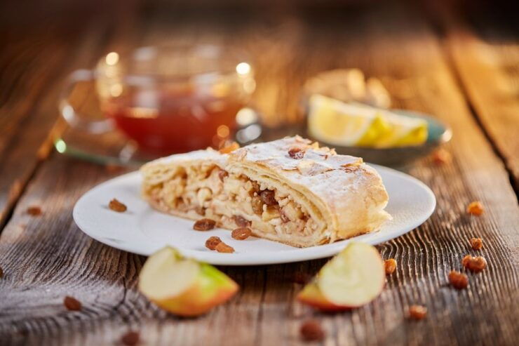 Munich: Traditional German Food and Old Town Private Tour - Experience Highlights