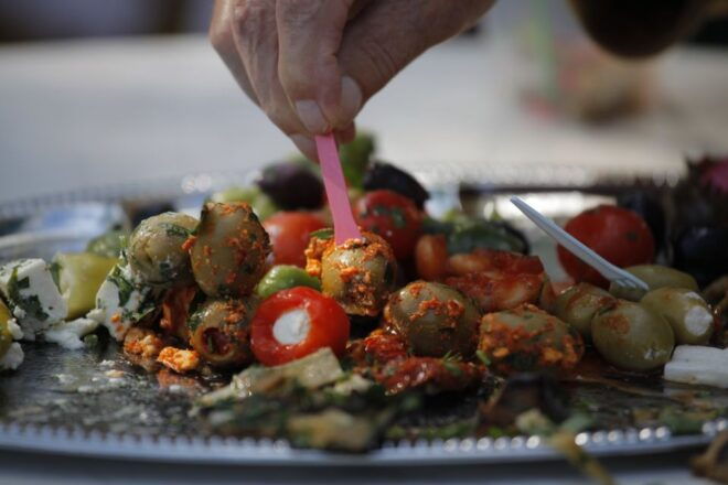 Munich: Viktualienmarkt Food Tasting Tour in German - Regional and International Delicacies