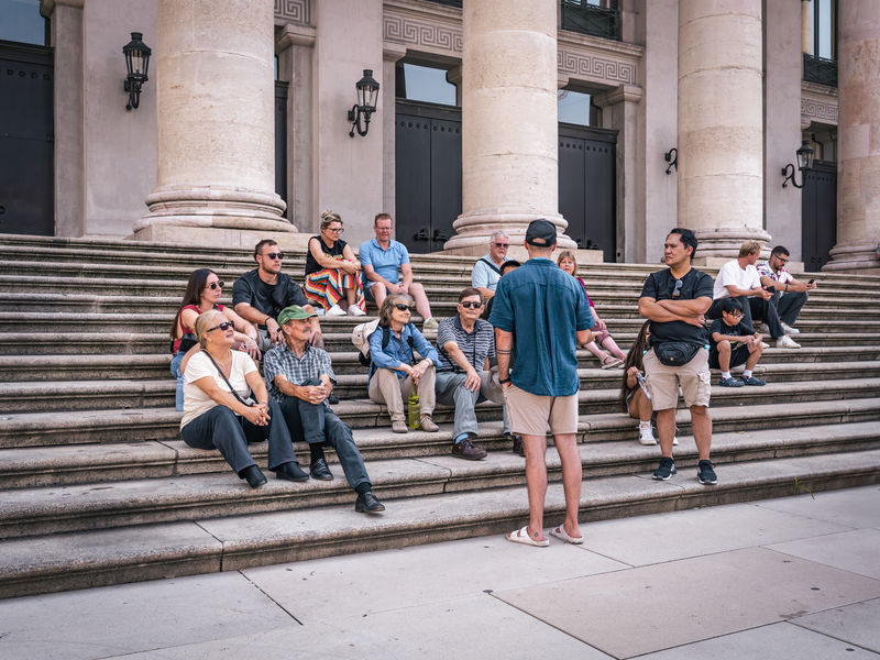 Munich Walking Tour of the Old Town - Odeonsplatz and the city’s difficult history