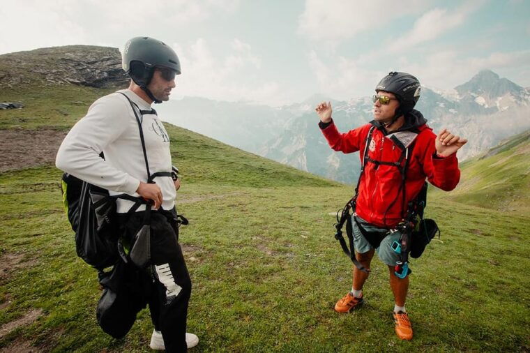 Mürren: Paragliding Panorama Tandem Flight Full Experience - Landing in Stechelberg