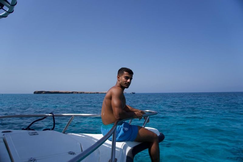 Muscat: Snorkeling with Turtles at Daymaniyat Islands Nature Reserve - A pause for food, kayaks, and seasonal beach time
