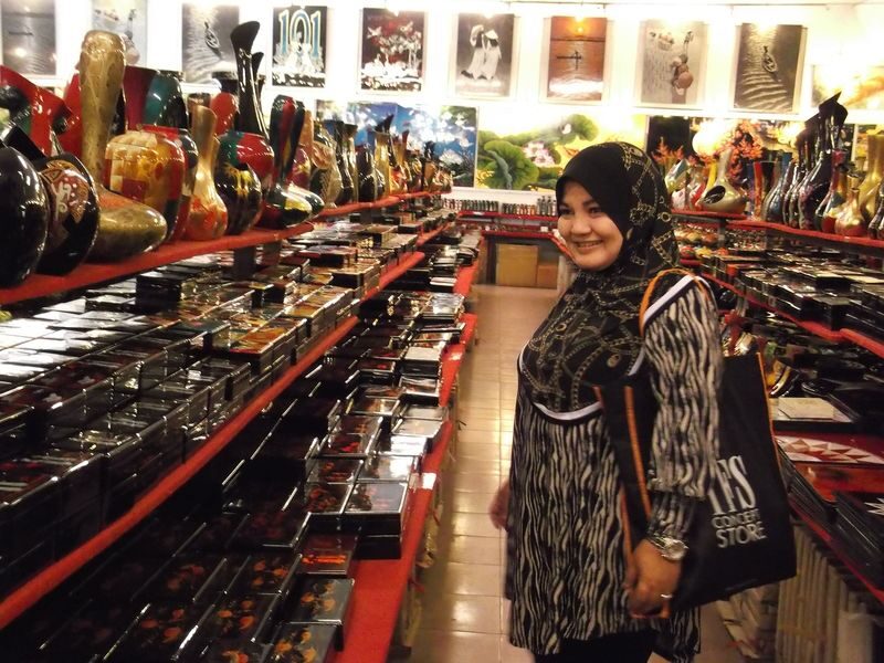 Muslim Friendly: Cu Chi Tunnels & Wholes Sales Shopping Day Tour - Textile and clothing shops in Ho Chi Minh City