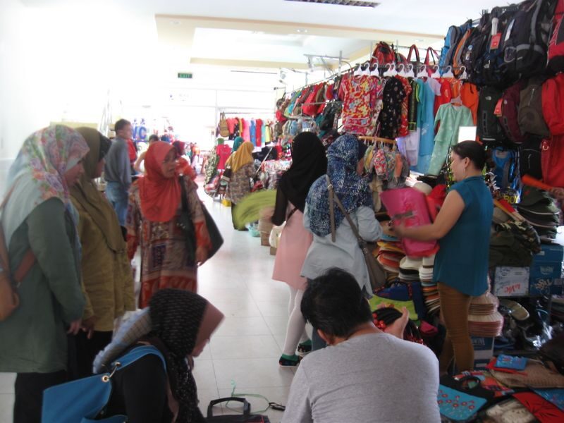 Muslim Friendly: Cu Chi Tunnels & Wholes Sales Shopping Day Tour - Ben Thanh Market as the final shopping stop