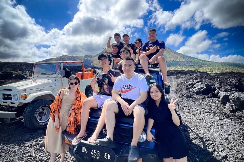 Muslim Friendly: Mount Batur Trekking and Jeep Tour in Bali - Sunrise breakfast and the black lava stop