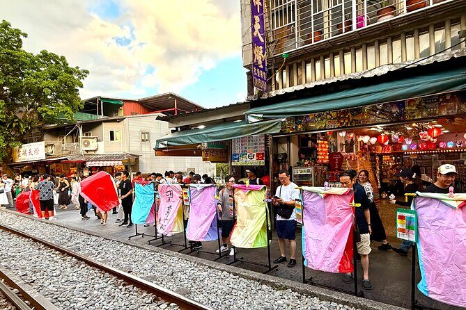 Muslim-Friendly Northern Taiwan Day Tour Yehliu, Jiufen, Shifen - Frequently Asked Questions