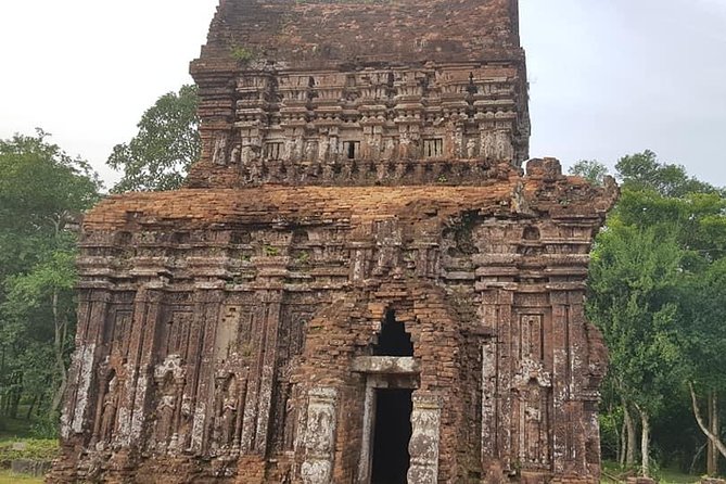 MY SON HOLYLAND & HOI AN WALKING TOUR, SAMPAN Boat Ride, Colourful Night Market - Vibrant Night Market Experience