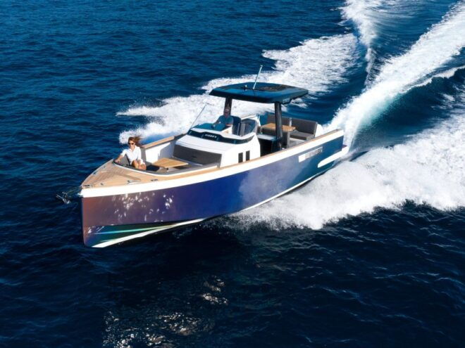 Mykono: Private Luxury Yacht Cruise With Drinks and Snacks - Yacht Description