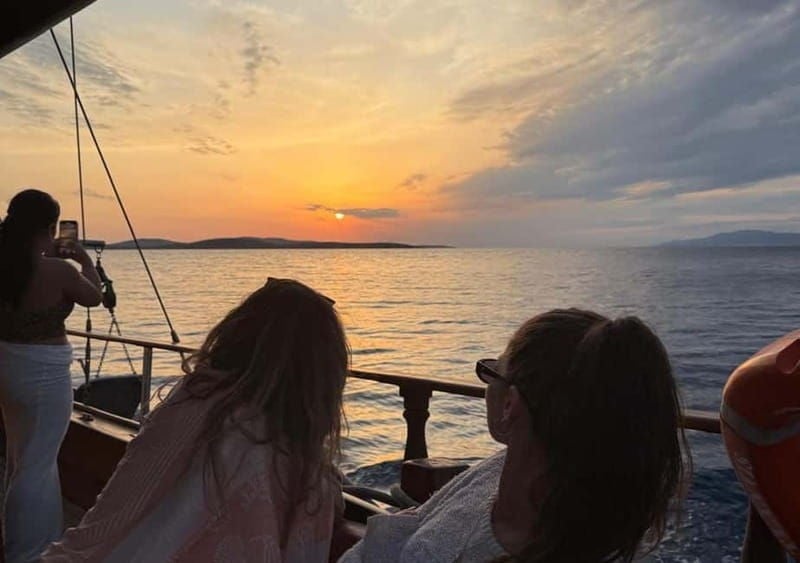 Mykonos: Sunset Boat Cruise with Light Dinner & Drinks - How the Tour Balances Value and Experience
