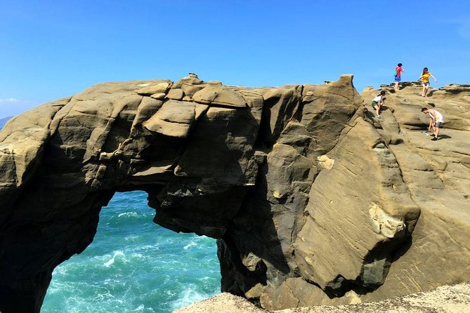 N115 Taipei Keelung Day Tour Elephant Trunk Rock Forget Worry Valley Buddha Hand Cave Miaokou Night - Unveiling the Buddha Hand Cave