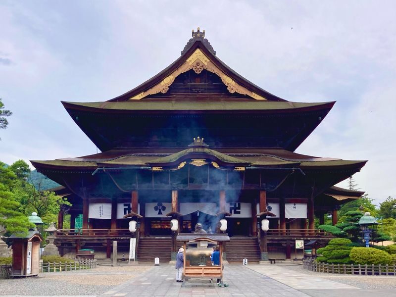 Nagano Jigokudani Monkey Park, Togakushi Shrine, Zenkoji Temple & Sake Culture Experience Day Tour (Departing from Nagano) - A short stop at Nishinomon-Yoshinoya Brewery