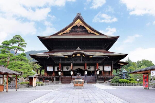 Nagano: Snow Monkeys, Zenkoji Temple & Sake Day Private Tour - Relaxation at Shibu Onsen