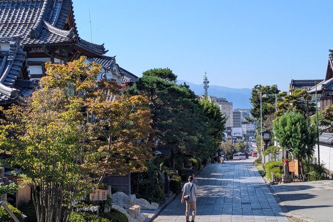 Nagano Zenkoji Temple Town Walking Tour and Oyaki Tasting - Sake Brewery Visit and Local Shops