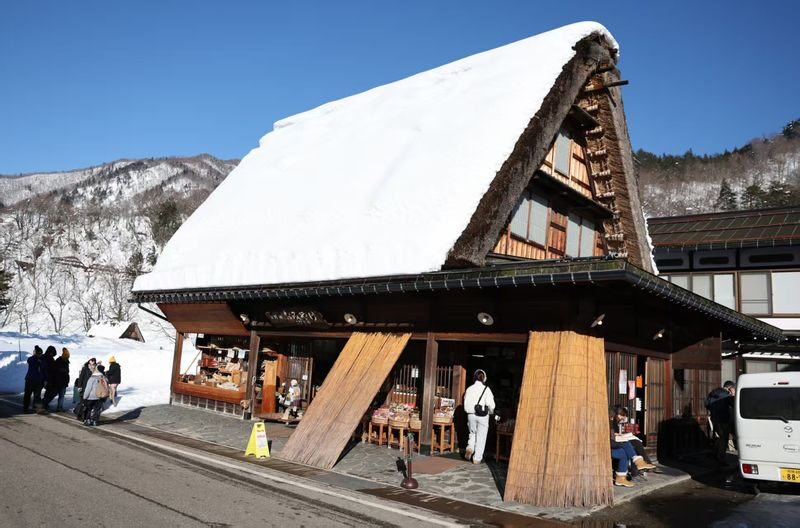 Nagoya, Shirakawa-go, Gujo Hachiman, and Takayama World Heritage Day Tour - What the driver and guide change