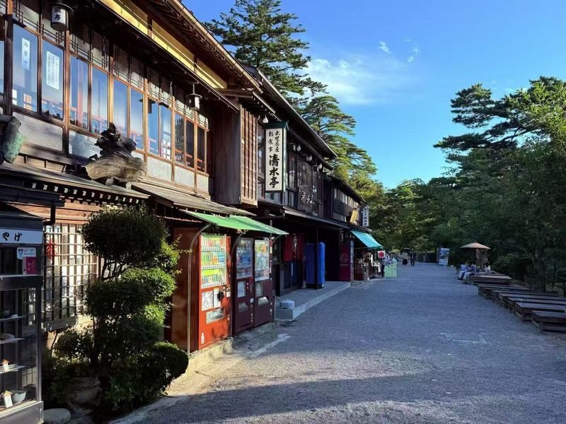 Nagoya World Heritage Shirakawa-go & Kanazawa Castle 2-Day Tour - Kanazawa overnight: a useful pause, not just a hotel stop