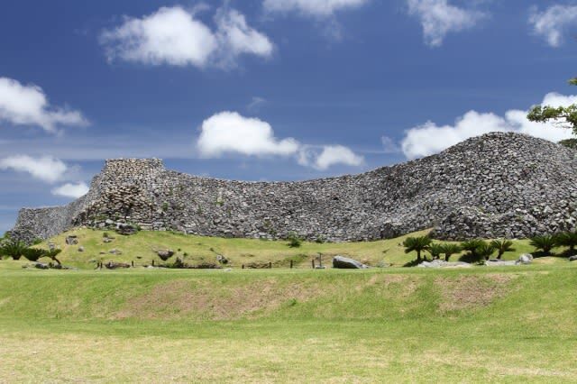 Nakijin Castle Ruins - Time your visit for the kanhizakura