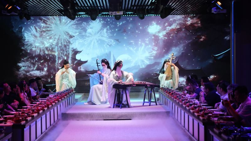 Nanjing Jinling Dream of Splendor Imperial Banquet Experience (Nanjings Must-Visit Imperial Banquet Restaurant + A Dual Feast for the Eyes and Taste Buds + Opera and Guzheng Chinese Culture + Immersive Experience of Ancient Emperors Glory) - How the banquet unfolds