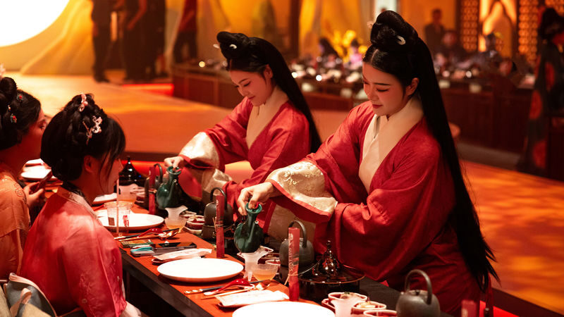 Nanjing Poetry Banquet: An Immersive Royal Court Feast Experience - Hanfu styling: more than a costume change