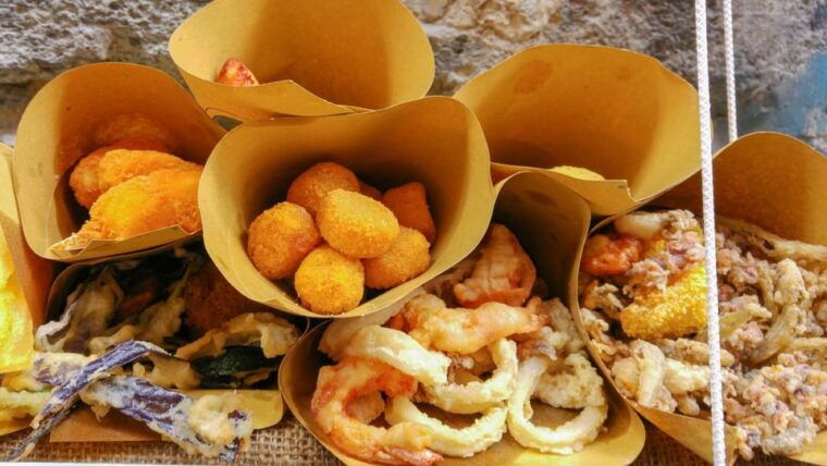 Naples: Guided Tour of Spaccanapoli and Street-Food Tasting - Itinerary Highlights: Key Stops
