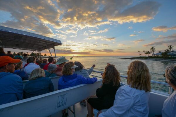 Naples Sunset Cruise - Onboard Amenities