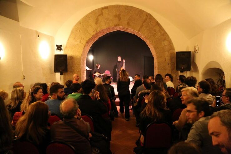 Naples: Traditional Songs and Dances Show With Tasting - Show Highlights