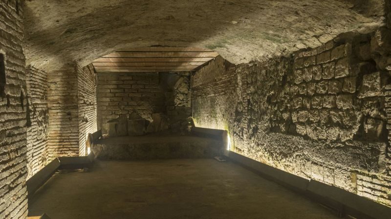 Naples Underground Tour - Beneath Piazza San Gaetano, Naples changes character