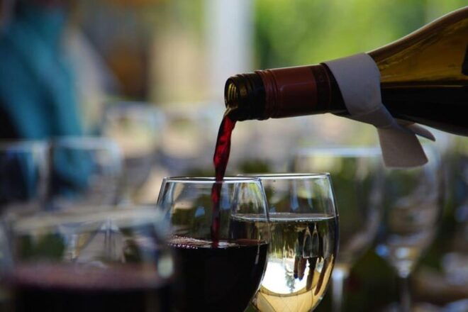 Naramata/Penticton: Full-Day Wine Tour With Tastings - Tour Guide and Service