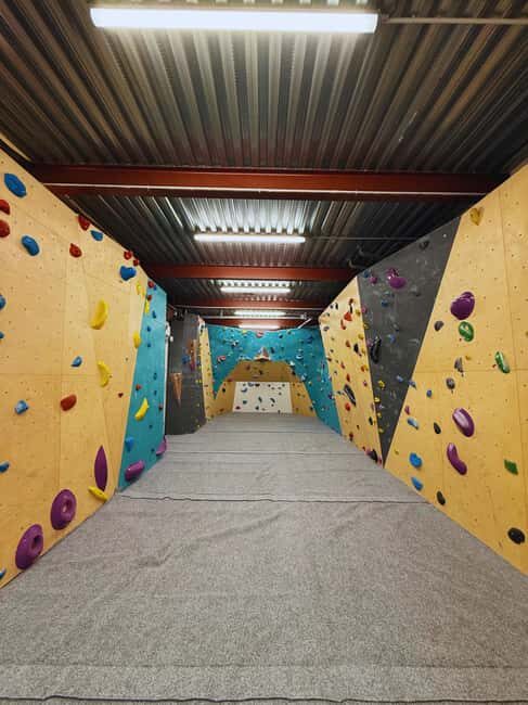 Narbonne: Leisure complex, Climbing wall - Good To Know