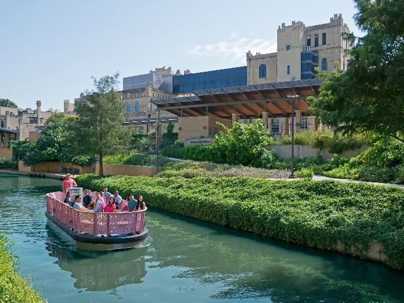 Narrated River Cruise in San Antonio - Comfort, access, and the 35-minute format