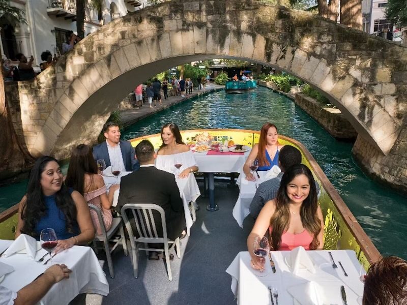 Narrated River Cruise in San Antonio - Who should book this San Antonio cruise?