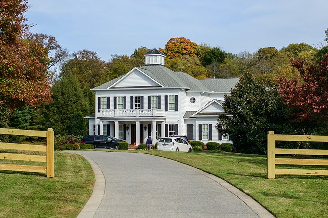 Nashville "Homes of the Stars" Narrated Bus Tour With 15 Celebrity Homes - Gray Line Tours