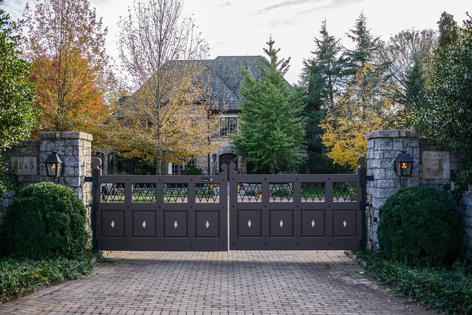 Nashville "Homes of the Stars" Narrated Bus Tour With 15 Celebrity Homes - Admission and Downtown Nashville