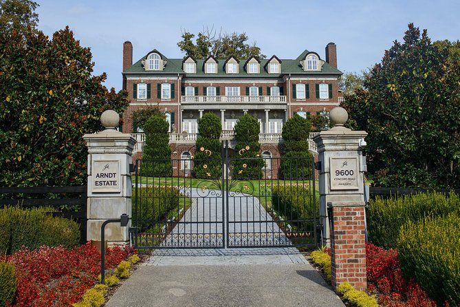 Nashville "Homes of the Stars" Narrated Bus Tour With 15 Celebrity Homes - Tour Guide Interaction
