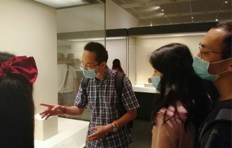 National Museum of China - Choosing a guide or an audio option