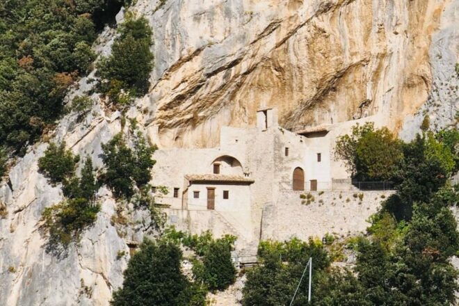 Natural Umbria: Trekking to the Menotre Waterfalls - Experience Description