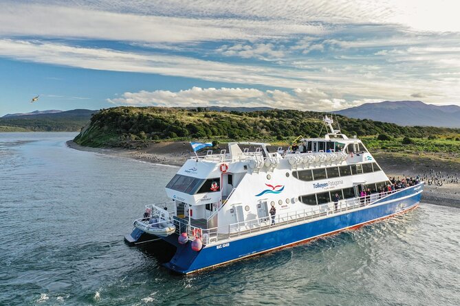 Navigation to the Penguins Island - USHUAIA - Beagle Channel - Penguin Island Visit