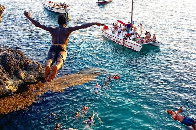 Negril 7Mile Beach and Rick's Cafe From Montego Bay - Lunch and Drinks at Rick’s Cafe: The Cliff Diving Hotspot
