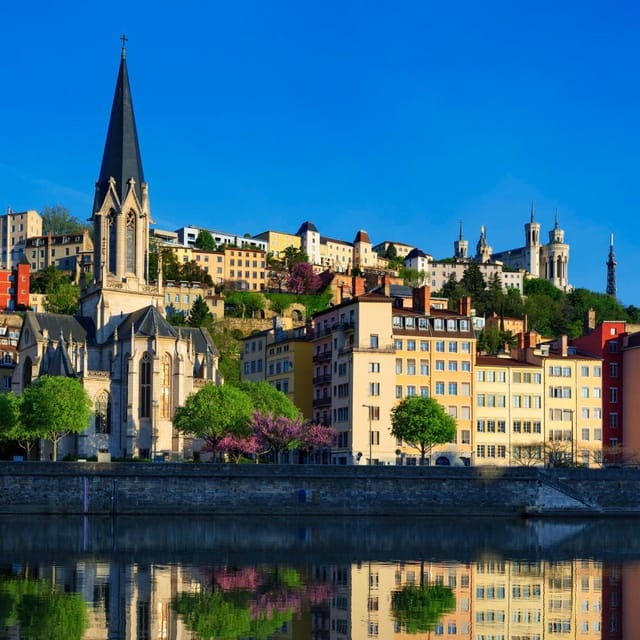 Neuchâtel: Express Walk With a Local in 60 Minutes - Getting Local Tips on Bars, Cafes, and Restaurants