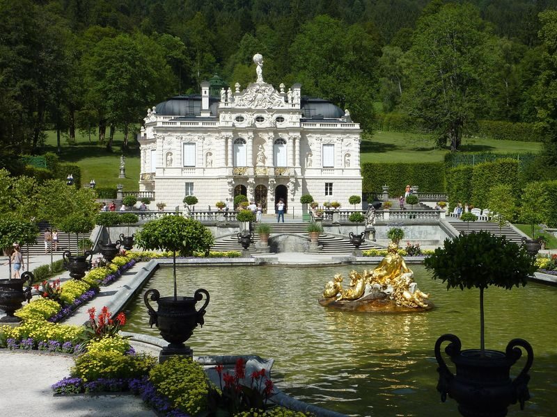 Neuschwanstein Castle, Linderhof Palace and Oberammergau Tour - Who should book this tour?