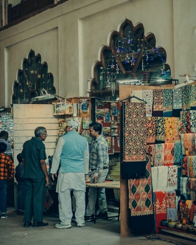 New Delhi: Half Day Shopping Tour with Transfers - Chandni Chowk and Khari Baoli: shopping with a guide