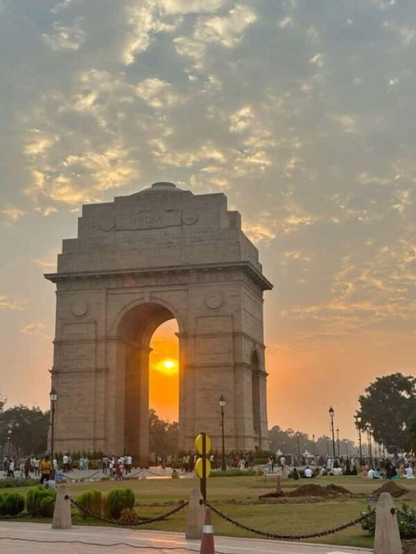 New Delhi Half-Day Tour: Temples & Monuments - Transport and Guide Experience