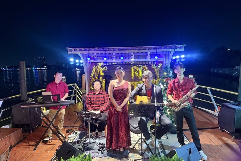 New Horizon Dinner Cruise in Bangkok - Picking a seat and enjoying the music