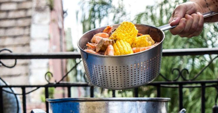 New Orleans: Authentic Cajun Shrimp Boil and Cabaret Show - Experience Highlights