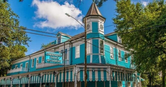 New Orleans: Garden District Walking Tour - Knowledgeable Tour Guides
