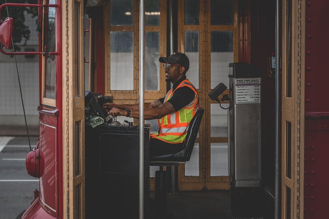 New Orleans Holiday Bus Tour: Jingling Through the Crescent - Tour Overview and Itinerary