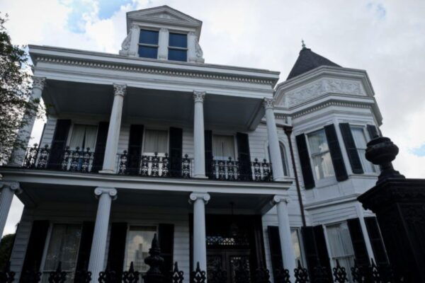 New Orleans: Secret Historical Garden District Audio Tour - Meeting Point