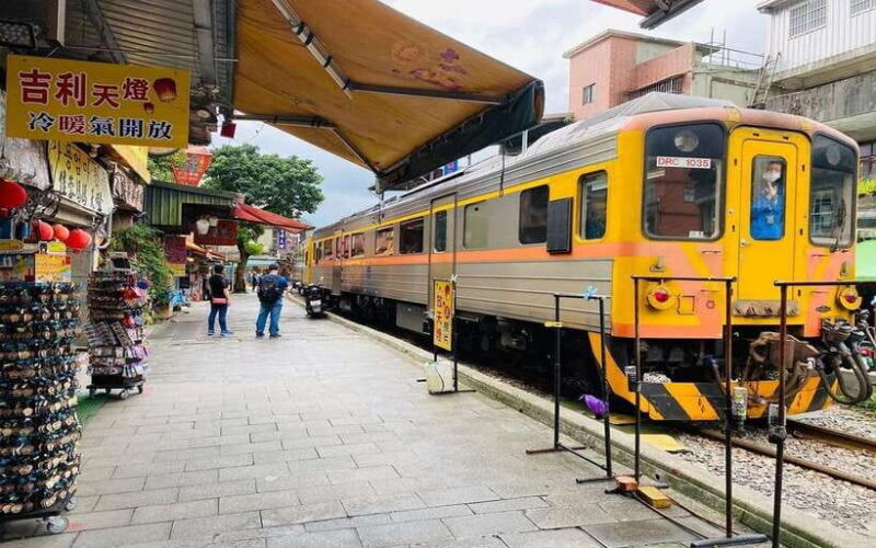 New Taipei: Pingxi Sky Lantern Festival Experience in Shifen - The Experience of Making Wishes and Watching Them Float