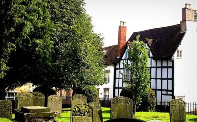 Newent: Ghost Tour - Knowledgeable Guided Tour