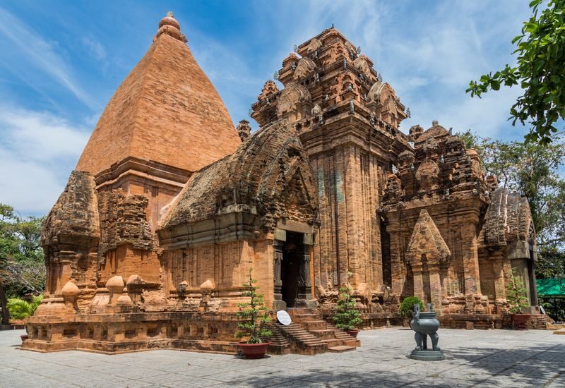 Nha Trang Hot Spring and Mud Spa Private Half-Day Tour - Dam Market and the shape of the half day